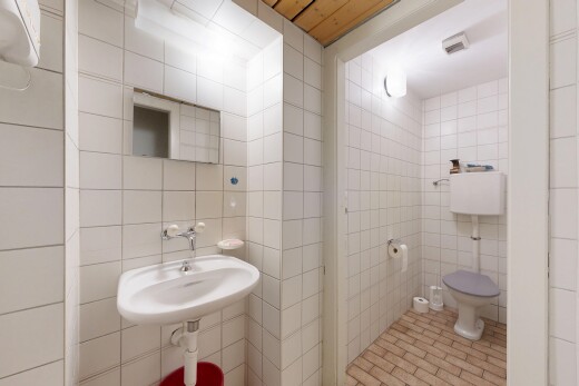 bad mit fliesenwand, tile wall, spiegel, waschbecken, und inside property