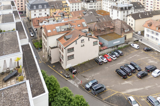 außenansicht mit parkplatz
