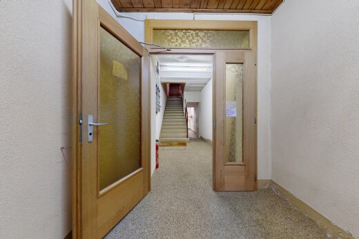 halle / korridor mit teppich, carpet, inside property, light floor, und treppen
