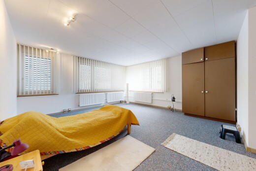 zimmer / schlafzimmer mit carpet, teppich, drywall, gipskartonwand, und natural light