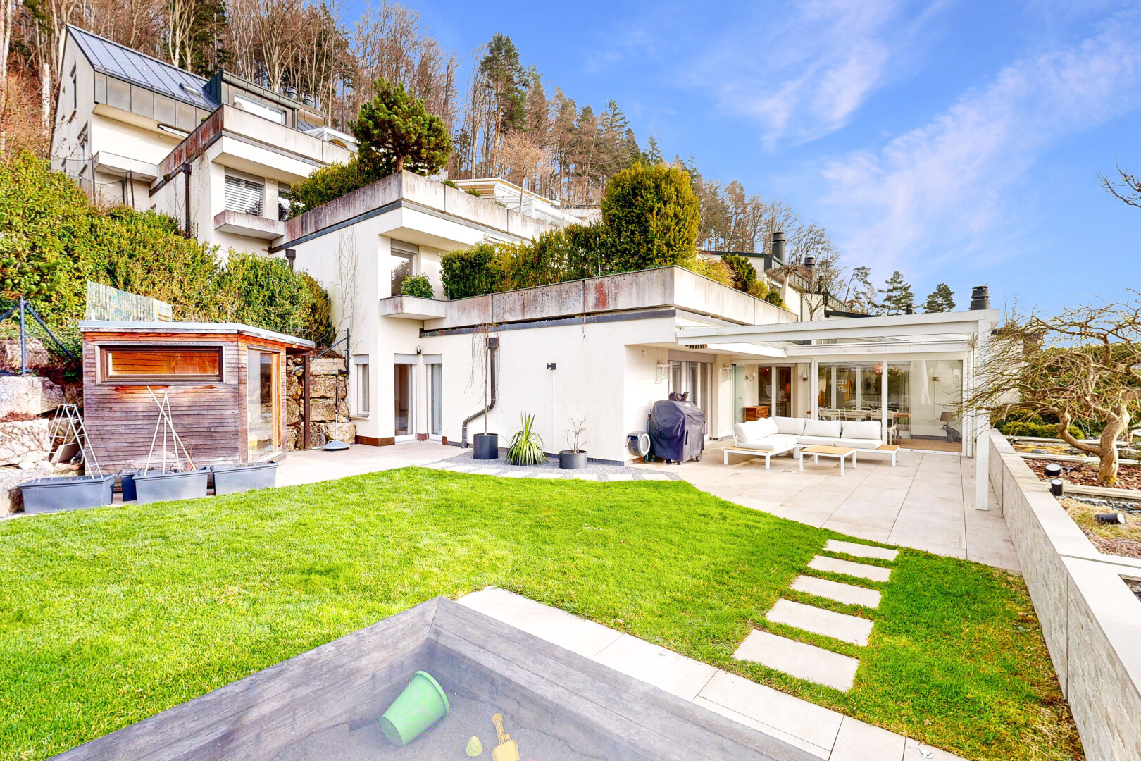 außenansicht mit wohnraum im freien, property visible, terrasse, day time, und rasen