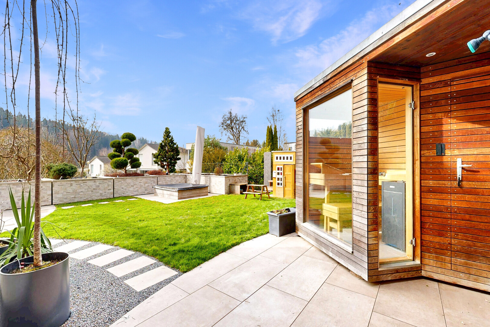 terrasse mit terrasse, from property, rasen, und day time