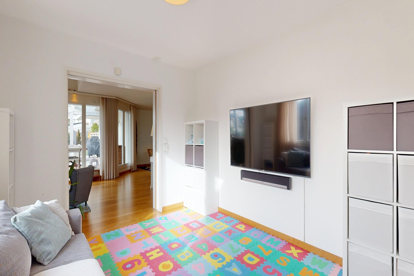 wohnzimmer mit fernseher, natürliches licht, natural light, gipskartonwand, und drywall