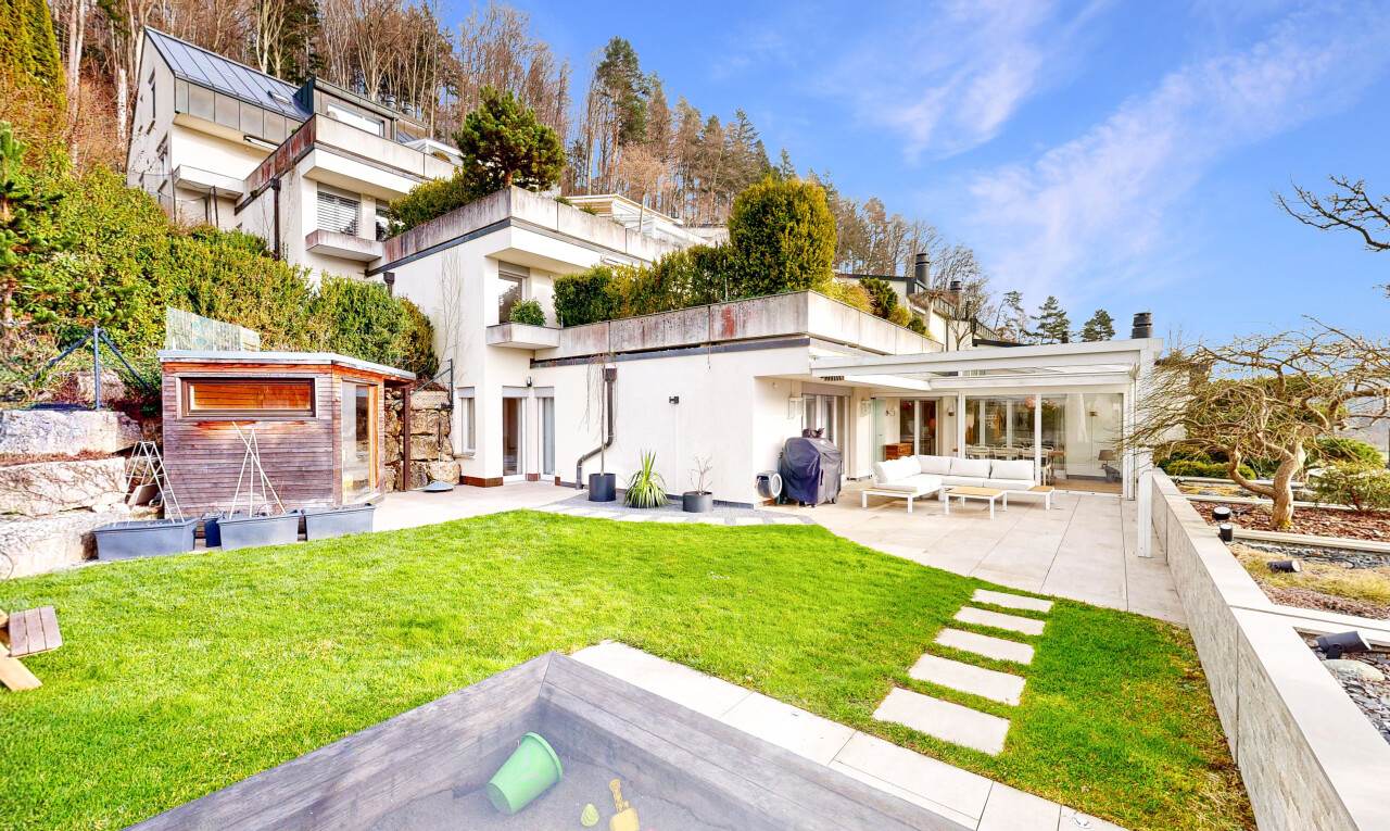 außenansicht mit wohnraum im freien, property visible, terrasse, day time, und rasen