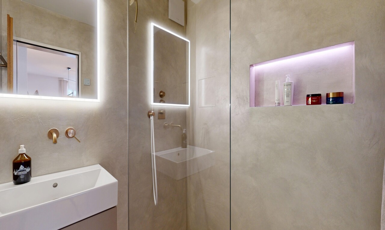 bad mit schminktisch, spiegel, dusche, waschbecken, und inside property