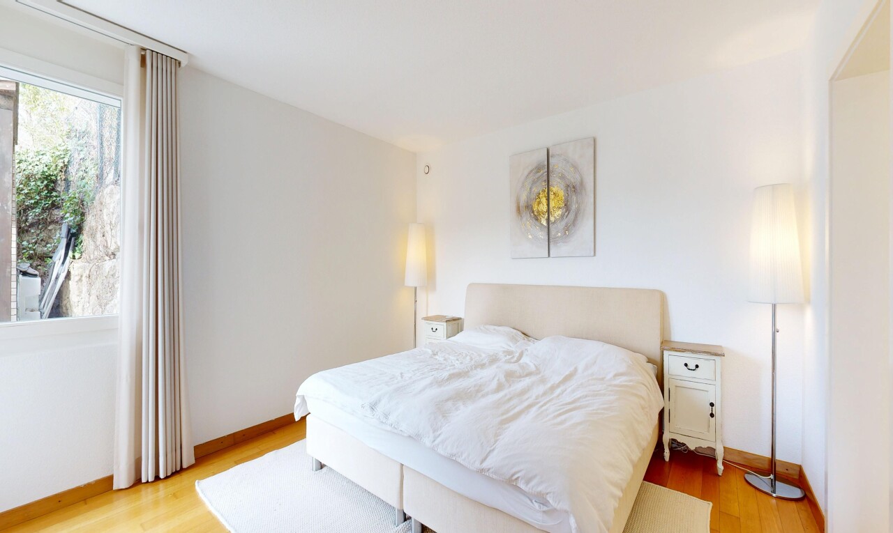 zimmer / schlafzimmer mit inside property, light floor, holzfußboden, wood finish floor, und natürliches licht