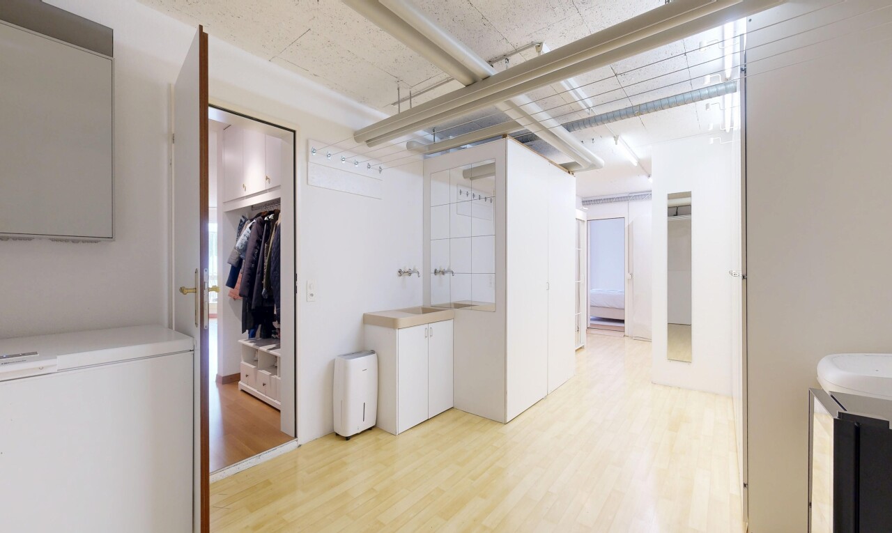 leerer raum mit holzfußboden, wood finish floor, inside property, gipskartonwand, und drywall