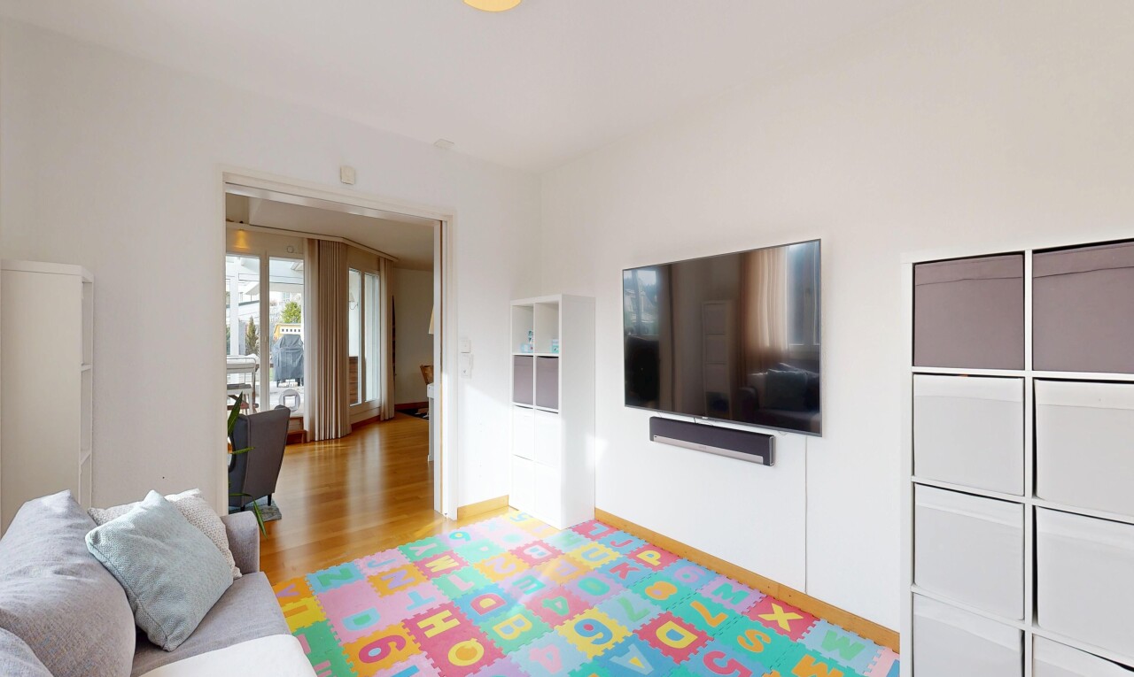 wohnzimmer mit fernseher, natürliches licht, natural light, gipskartonwand, und drywall