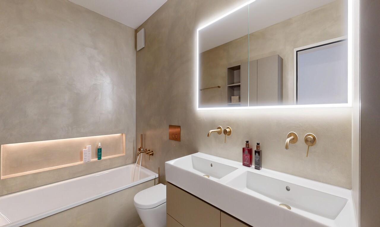 bad mit komplettes badezimmer, toilette, doppelwaschtisch, bad, und spiegel