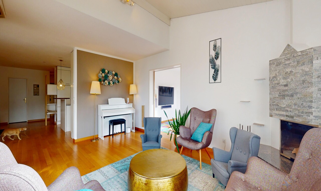 wohnzimmer mit kamin, gipskartonwand, drywall, fernseher, und holzfußboden