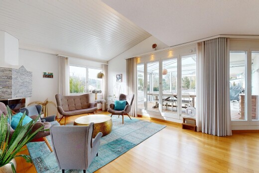 wohnzimmer mit inside property, holzfußboden, wood finish floor, natürliches licht, und natural light