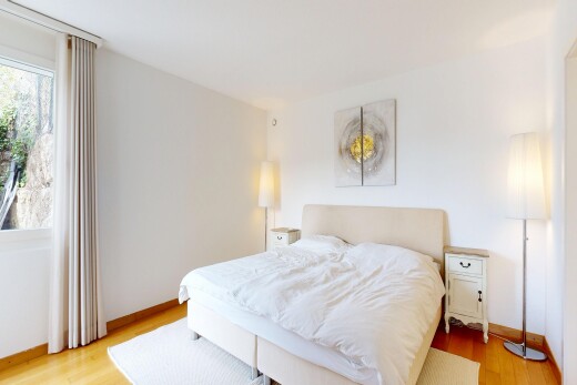 zimmer / schlafzimmer mit inside property, light floor, holzfußboden, wood finish floor, und natürliches licht