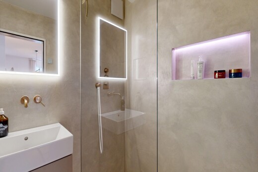 bad mit schminktisch, spiegel, dusche, waschbecken, und inside property