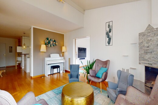 wohnzimmer mit kamin, gipskartonwand, drywall, fernseher, und holzfußboden