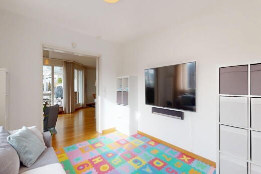 wohnzimmer mit fernseher, natürliches licht, natural light, gipskartonwand, und drywall