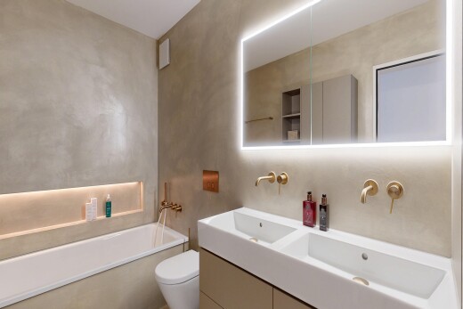 bad mit komplettes badezimmer, toilette, doppelwaschtisch, bad, und spiegel