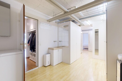 leerer raum mit holzfußboden, wood finish floor, inside property, gipskartonwand, und drywall