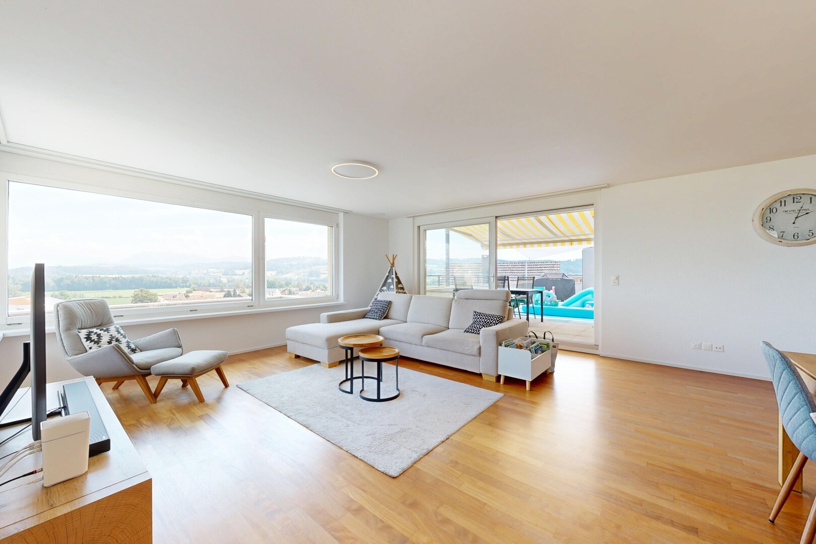 wohnzimmer mit inside property, holzfußboden, wood finish floor, gipskartonwand, und drywall