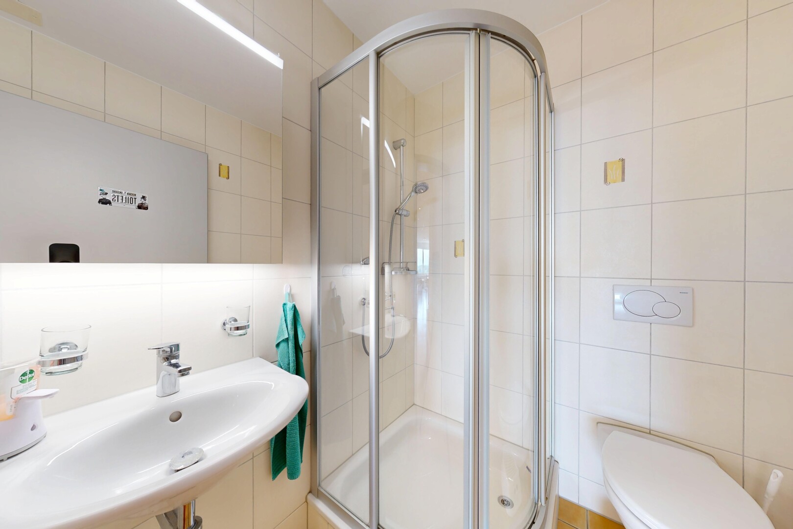 bad mit fliesenwand, tile wall, waschbecken, dusche, und komplettes badezimmer