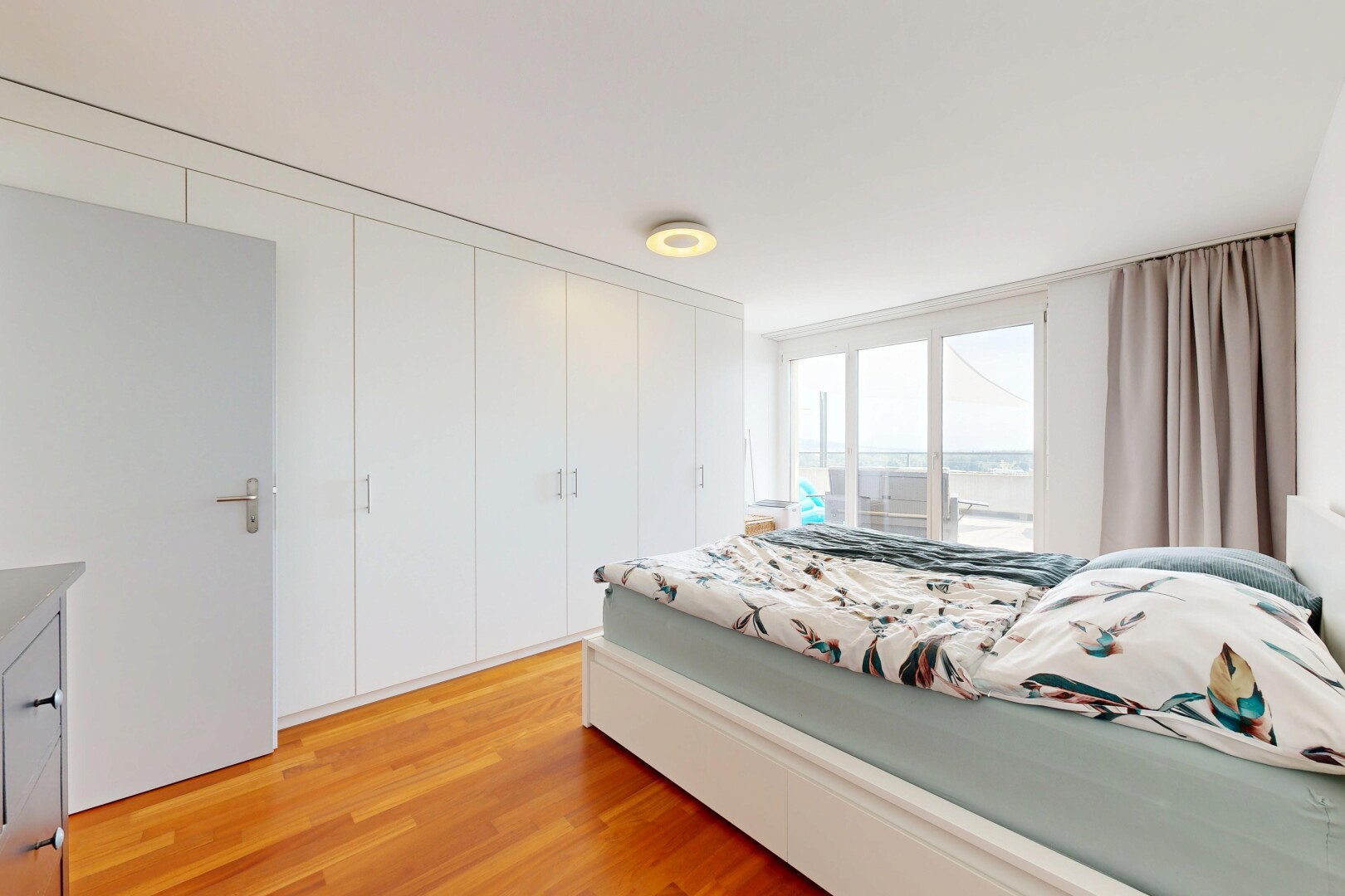 zimmer / schlafzimmer mit natürliches licht, natural light, light floor, holzfußboden, und wood finish floor