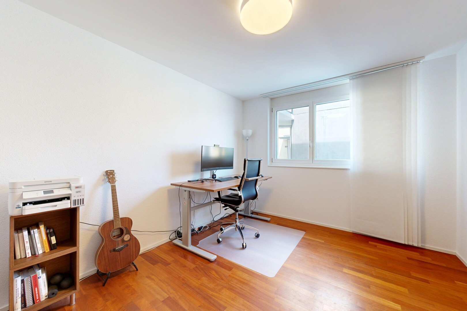 büro mit bürobereich, holzfußboden, wood finish floor, natürliches licht, und natural light