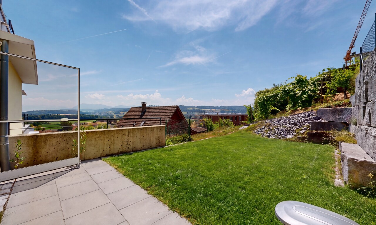 garten mit from property, rasen, terrasse, und day time