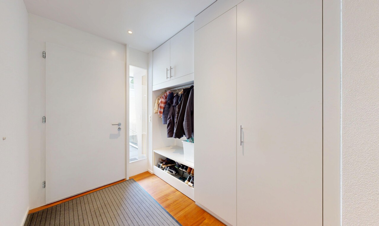 zimmer / schlafzimmer mit light floor, inside property, holzfußboden, wood finish floor, und einbauleuchten