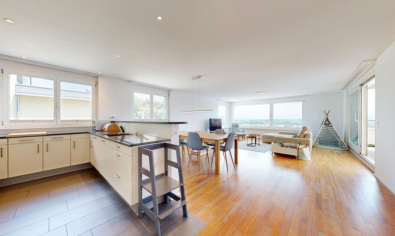 küche mit dark countertops, kitchen peninsula, küchentheke, opens to living area, und öffnet sich zum wohnraum