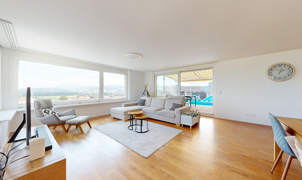 wohnzimmer mit inside property, holzfußboden, wood finish floor, gipskartonwand, und drywall