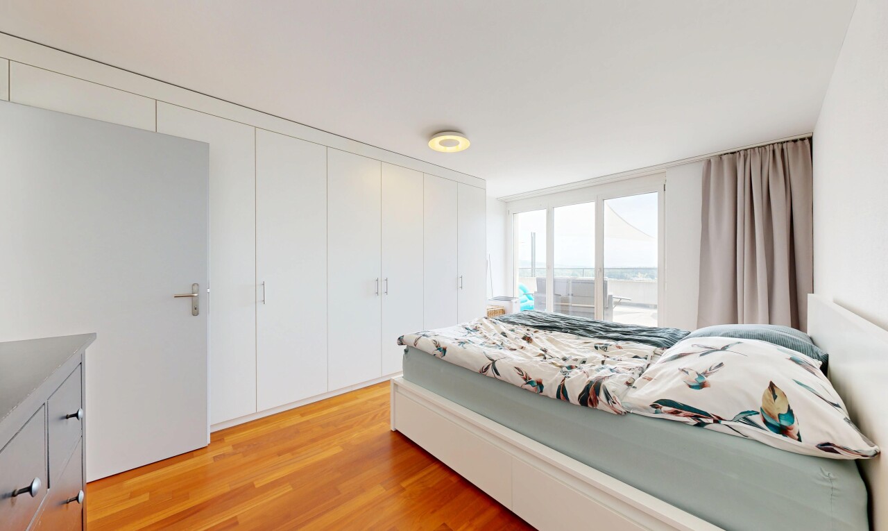 zimmer / schlafzimmer mit natürliches licht, natural light, light floor, holzfußboden, und wood finish floor