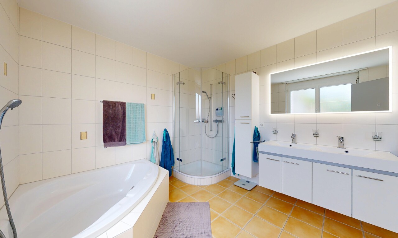 bad mit dusche, bad, doppelwaschtisch, komplettes badezimmer, und light floor