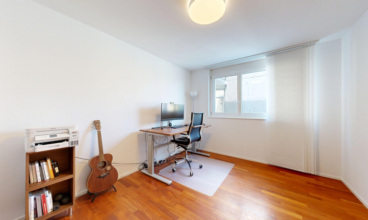 büro mit bürobereich, holzfußboden, wood finish floor, natürliches licht, und natural light