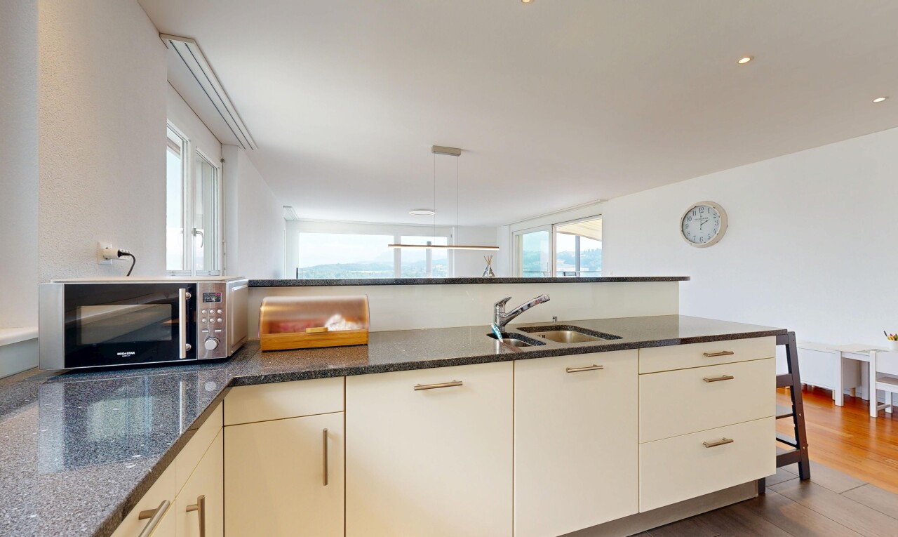 küche mit dark countertops, mikrowelle, gipskartonwand, drywall, und küchentheke