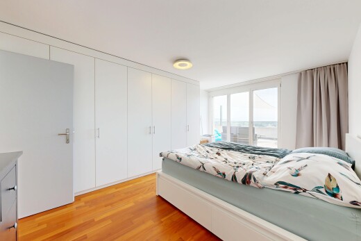 zimmer / schlafzimmer mit natürliches licht, natural light, light floor, holzfußboden, und wood finish floor