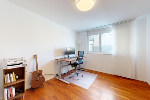 büro mit bürobereich, holzfußboden, wood finish floor, natürliches licht, und natural light