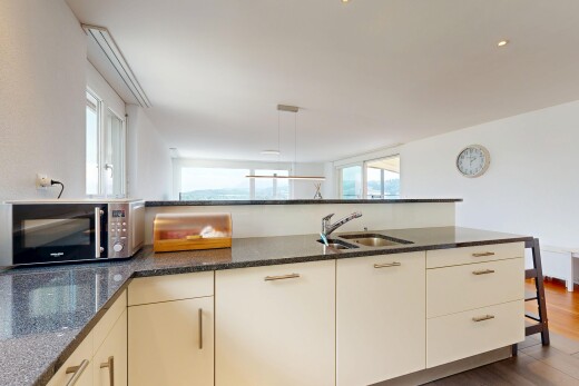 küche mit dark countertops, mikrowelle, gipskartonwand, drywall, und küchentheke