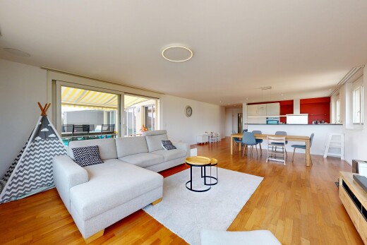 wohn- / esszimmer mit gipskartonwand, drywall, inside property, holzfußboden, und wood finish floor