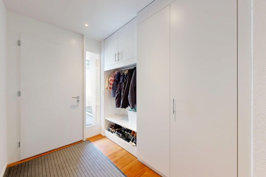 zimmer / schlafzimmer mit light floor, inside property, holzfußboden, wood finish floor, und einbauleuchten