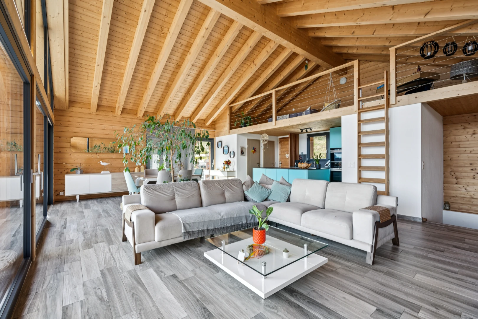salon avec plafond voûté, vaulted ceiling, high end ceiling, mur en bois, et wood wall