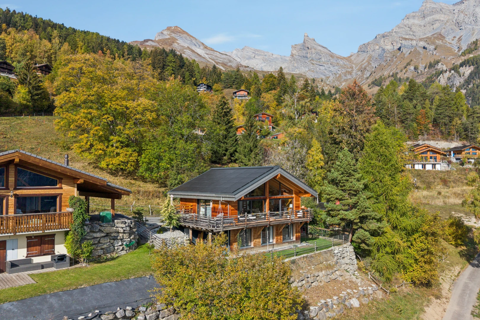 façade avec vue sur la montagne, mountain view, day time, et property visible