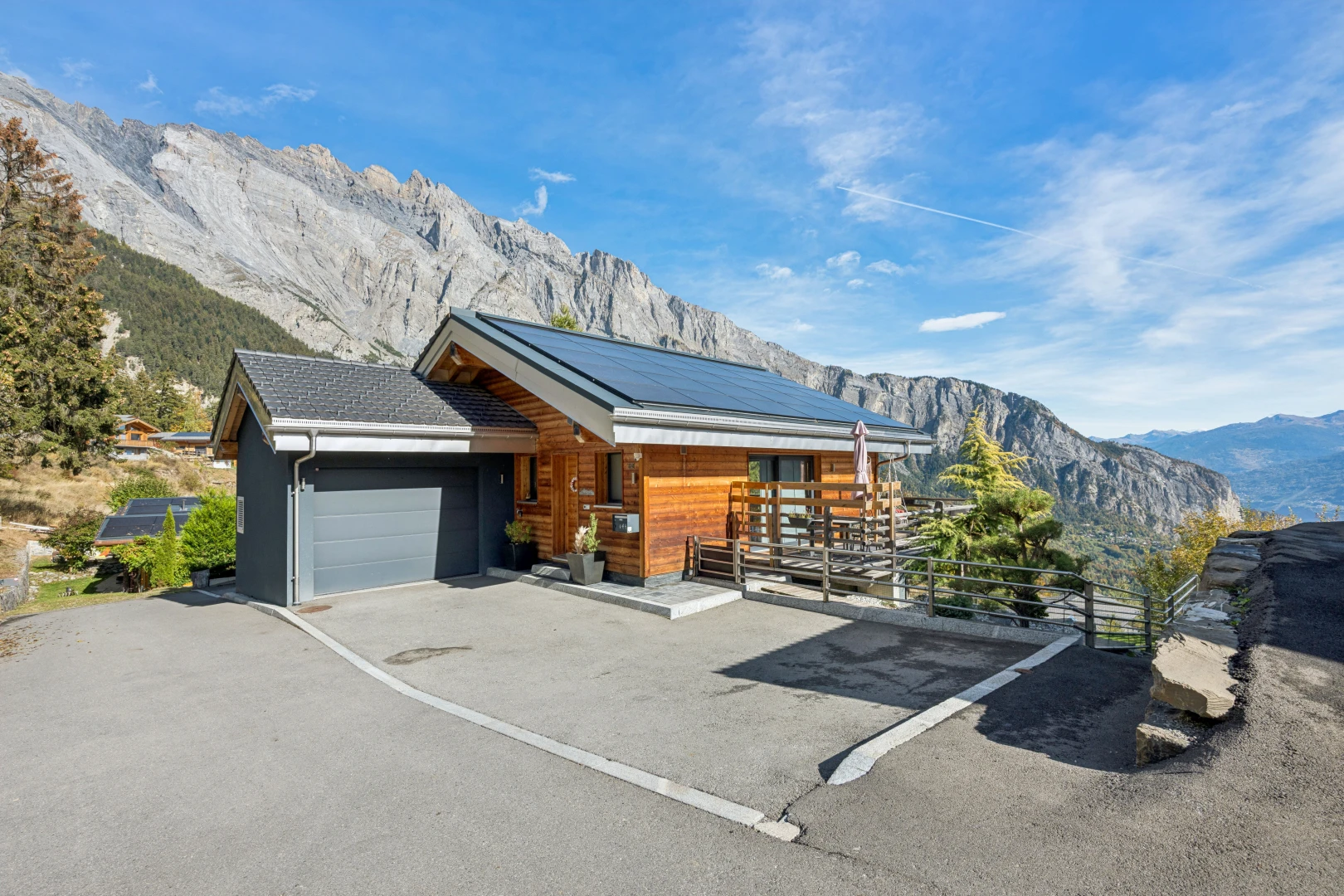 vue sur la montagne avec vue sur la montagne, mountain view, day time, et property visible