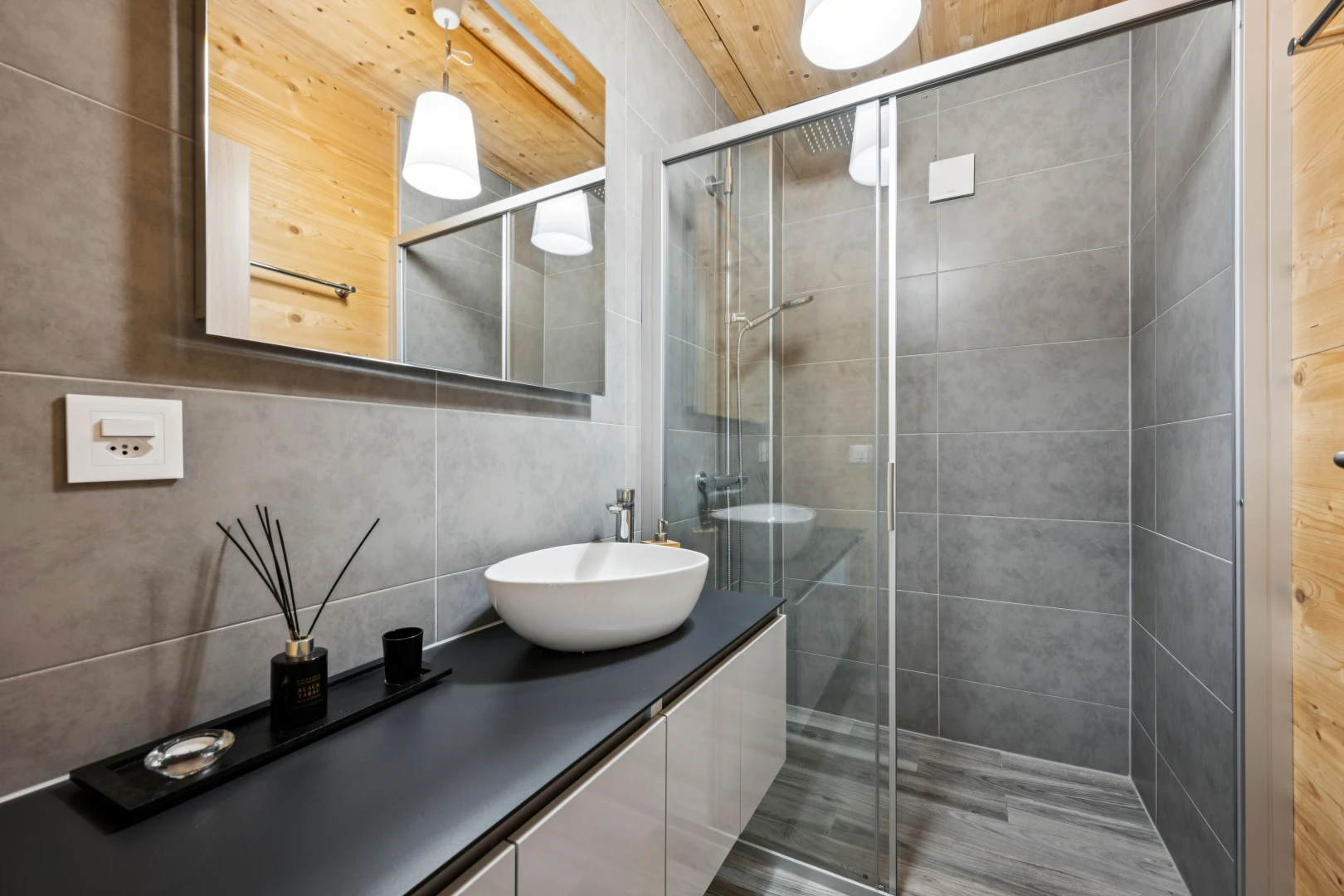 salle de bains avec douche, miroir, salle de bain complète, évier, et lavabo (ou coiffeuse selon le contexte)