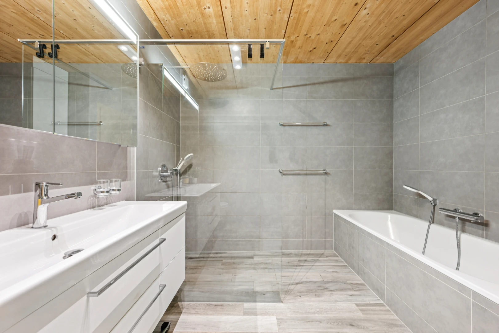 salle de bains avec salle de bain complète, douche, mur en carrelage, tile wall, et bain