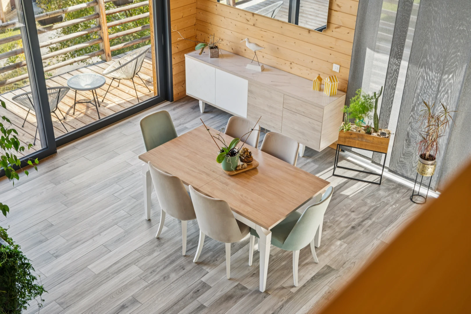 salle à manger avec mur en bois, wood wall, sol en finition bois, wood finish floor, et obstructed lens