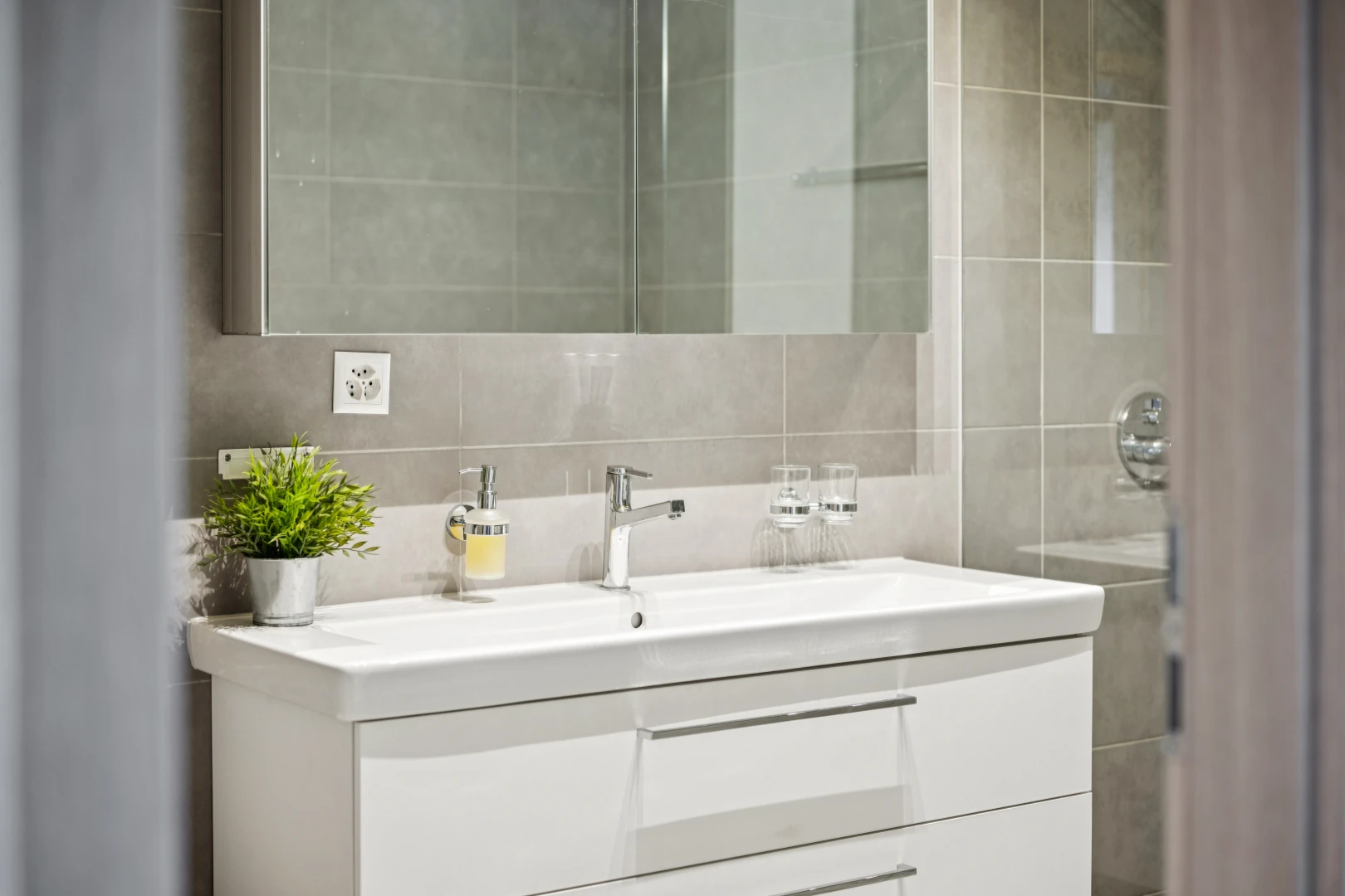 salle de bains avec lavabo (ou coiffeuse selon le contexte), miroir, évier, salle de bain complète, et inside property