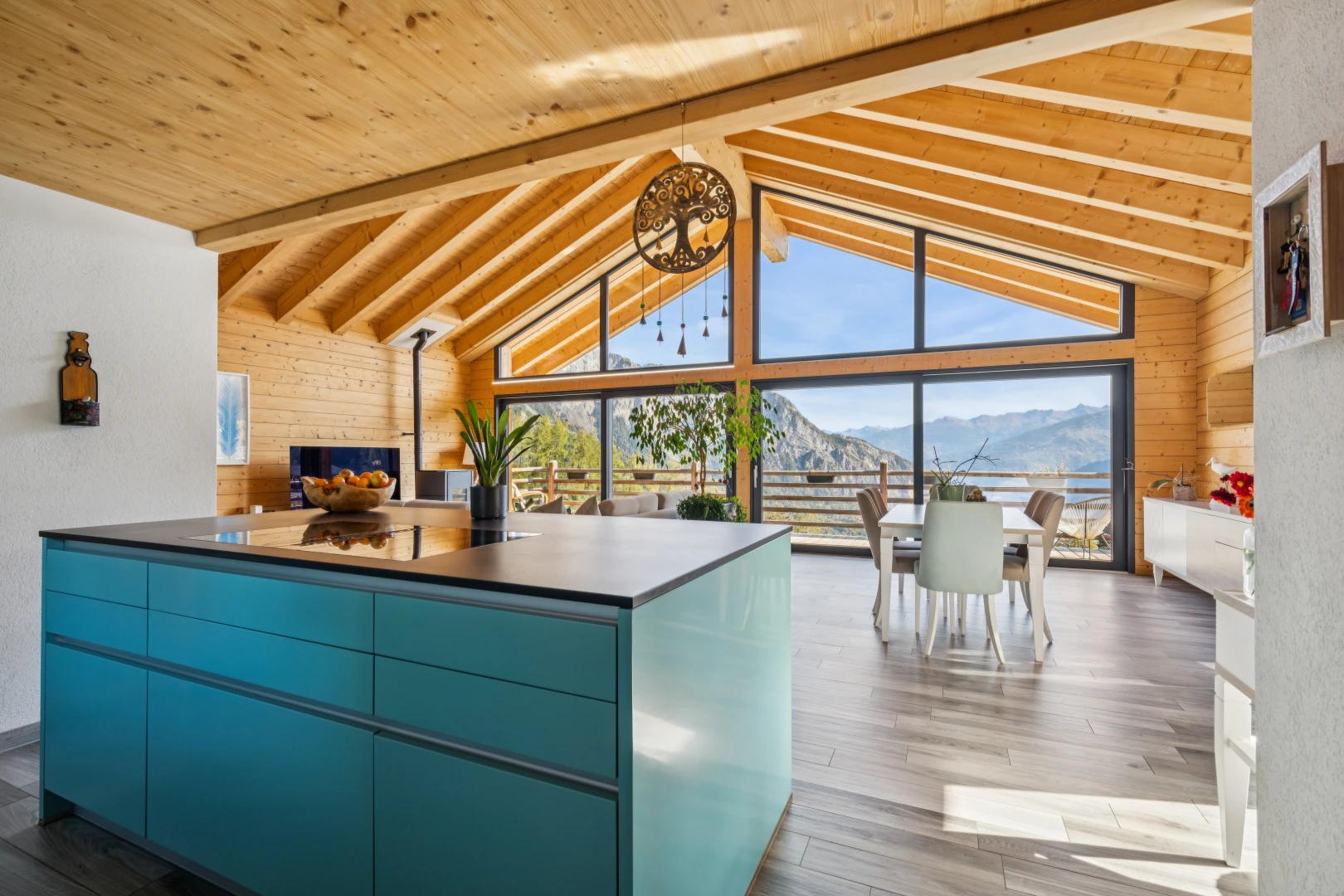 cuisine avec vue sur la montagne, mountain view, high end ceiling, poêle à bois, et plafond voûté