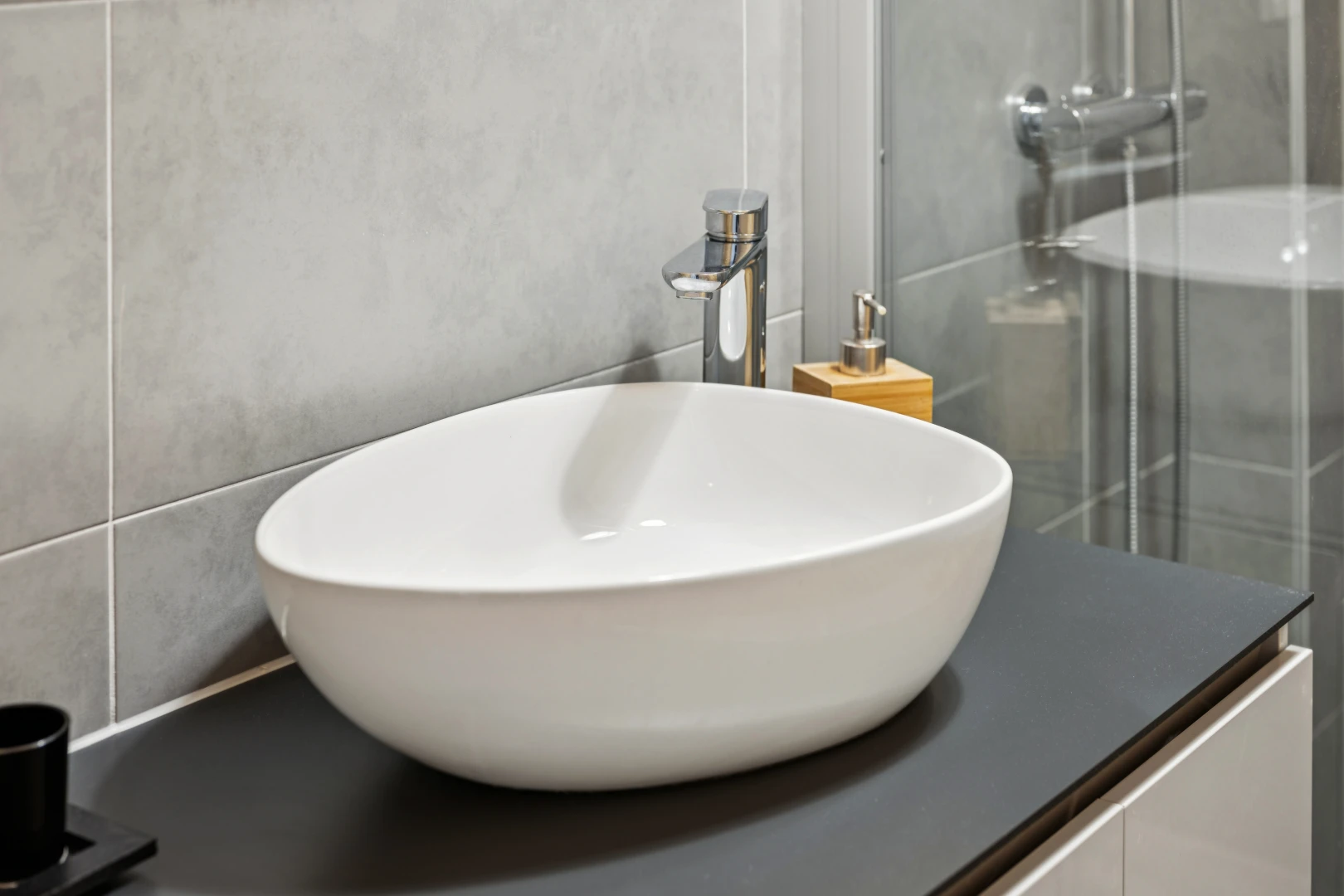 détails avec évier, douche, bathroom, wall, et interior