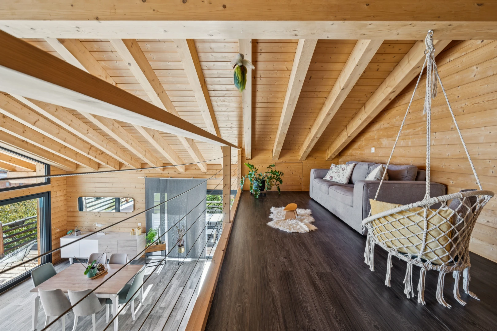 salon / salle à manger avec mur en bois, wood wall, plafond à poutres, beamed ceiling, et plafond voûté