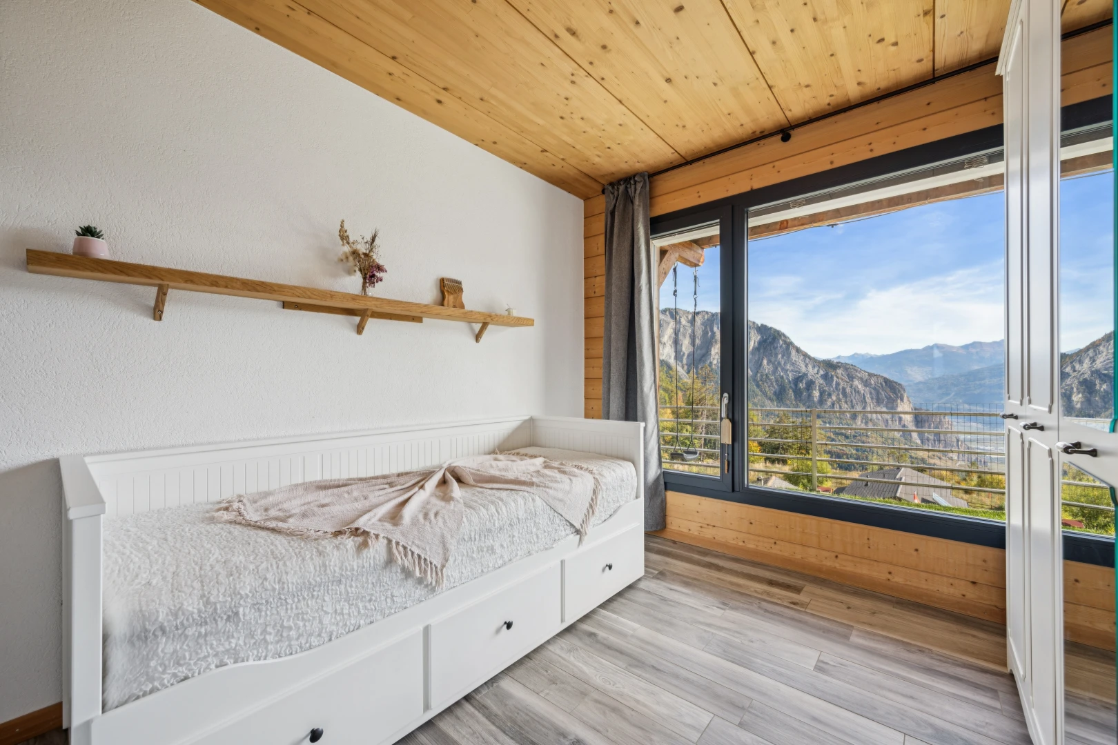 chambre avec vue sur la montagne, mountain view, plafond en bois, wood ceiling, et view focus