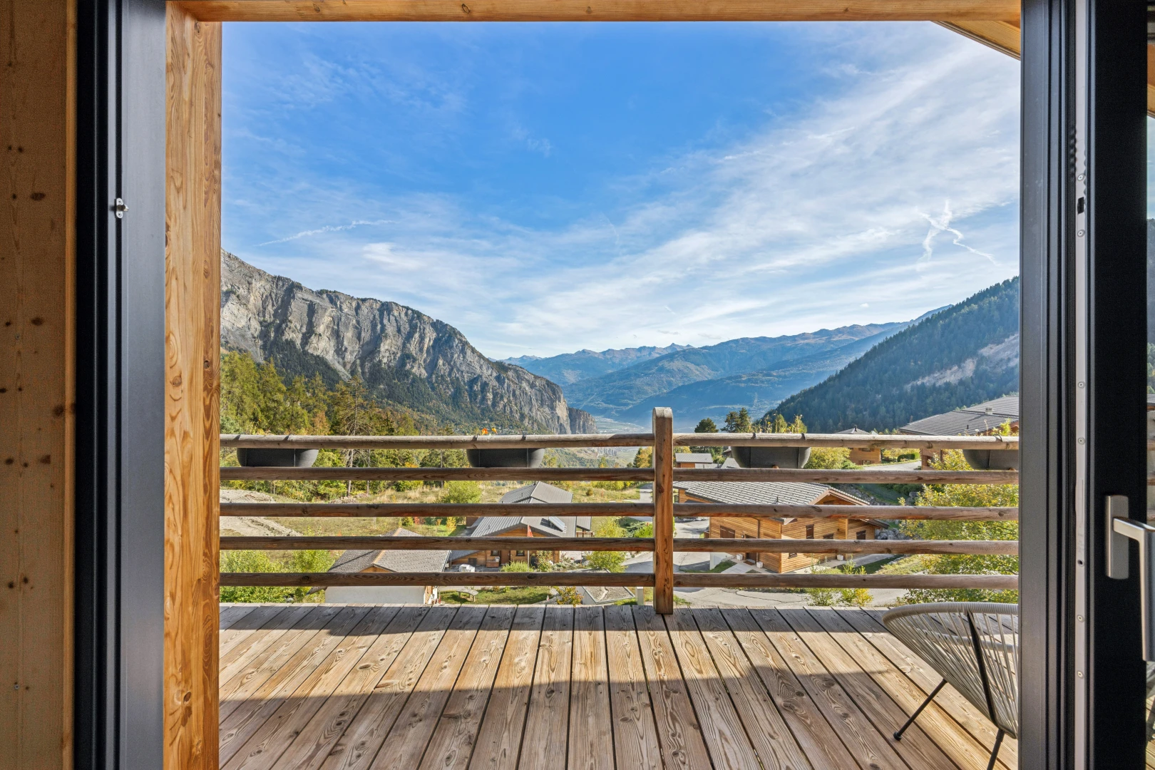 balcon avec vue sur la montagne, mountain view, view focus, et day time